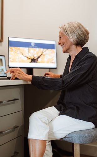 Lucinda Holliday, Separation & Divorce Consultant talking to a client online Lucinda Holliday, Separation & Divorce Consultant talking to a client online
